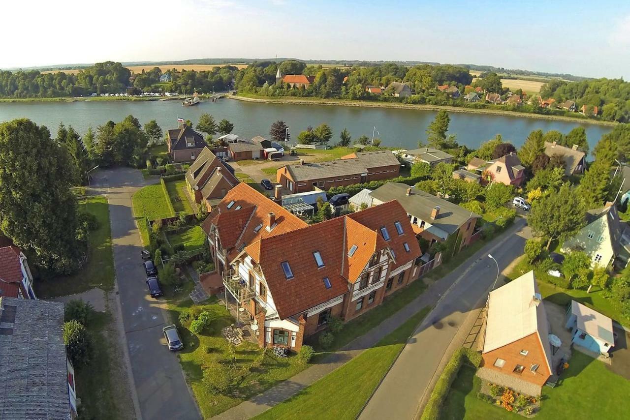 Kanalvilla: Canal-Side Holiday Apartments with Garden Sehestedt  Exterior photo