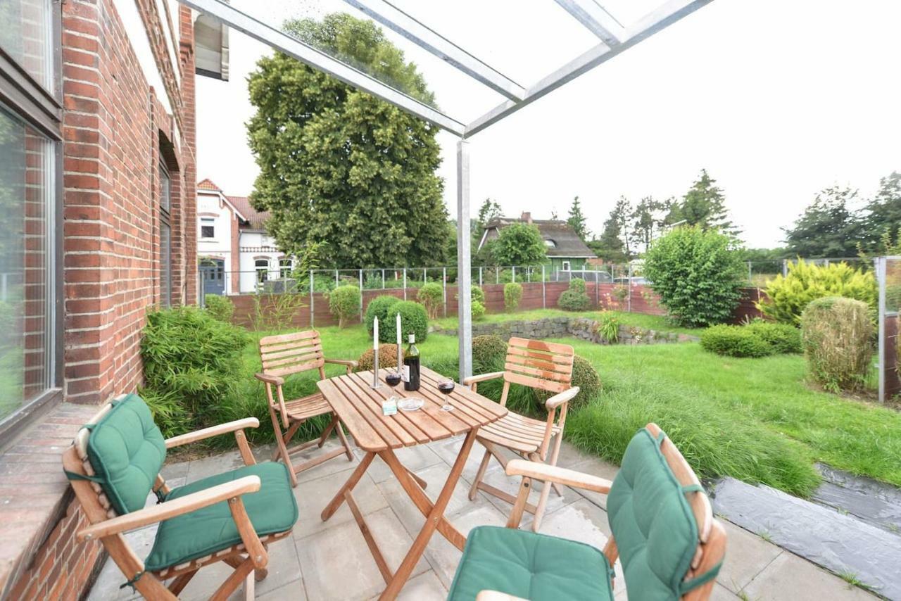 Kanalvilla: Canal-Side Holiday Apartments with Garden Sehestedt  Exterior photo