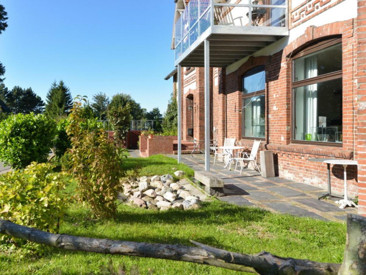 Kanalvilla: Canal-Side Holiday Apartments with Garden Sehestedt  Exterior photo
