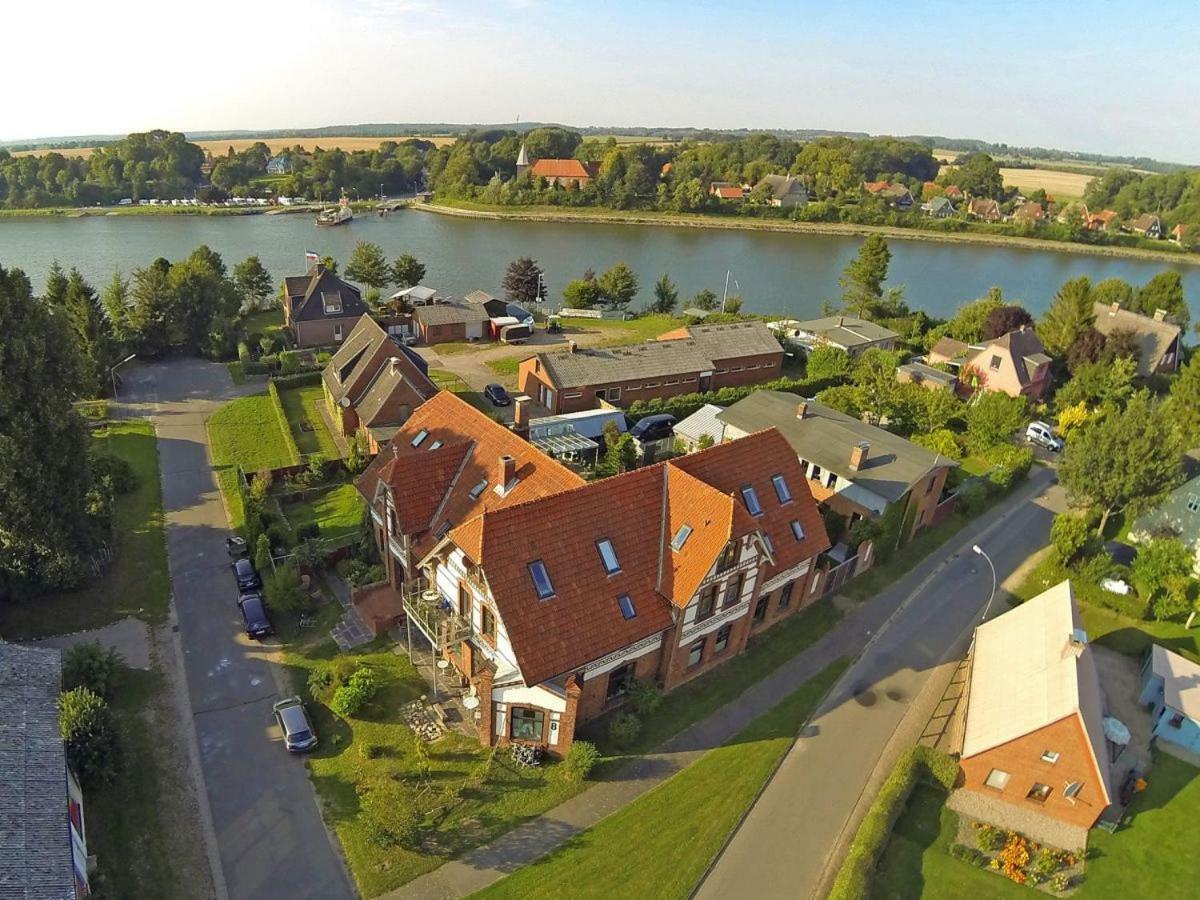 Kanalvilla: Canal-Side Holiday Apartments with Garden Sehestedt  Exterior photo